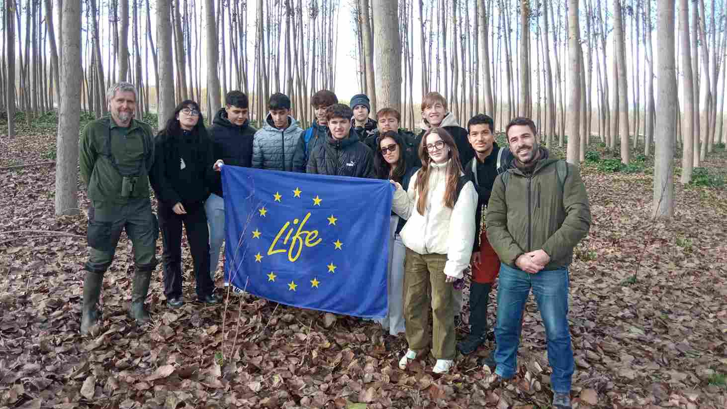 Students of the Geography and Land Management degree program learn about the project at the foot of poplar groves